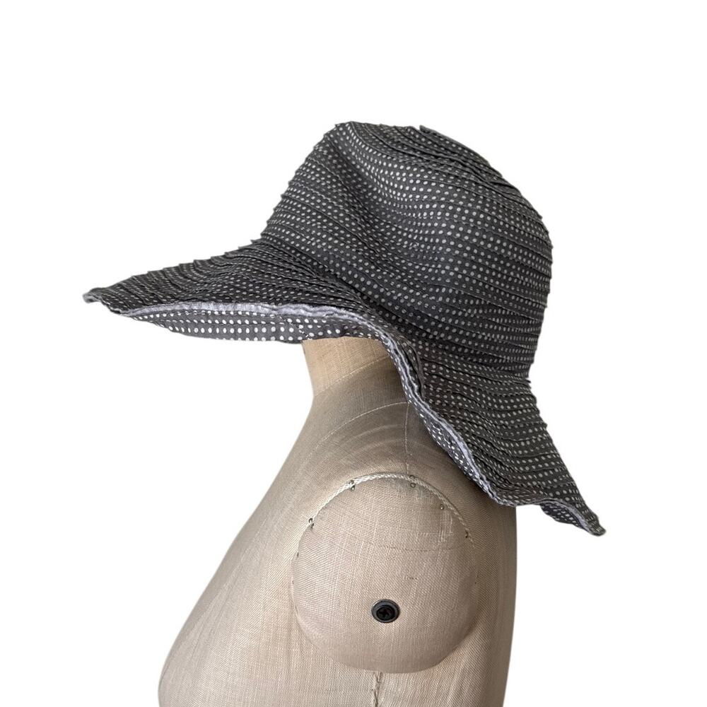 Wallaroo Hat Company Scrunchie Packable Sun Hat in Gray & White Polka Dot Medium